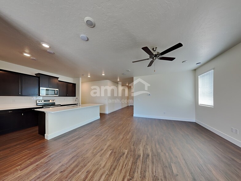 Building Photo - 1423 N Barkvine Ave