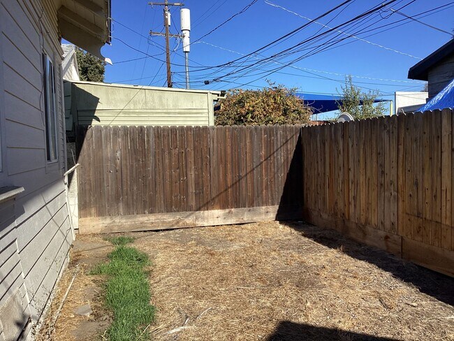 Building Photo - 1532-1532 N Safford Ave