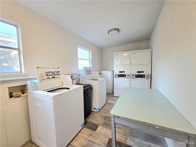 Building Photo - 14 Perkins Ave