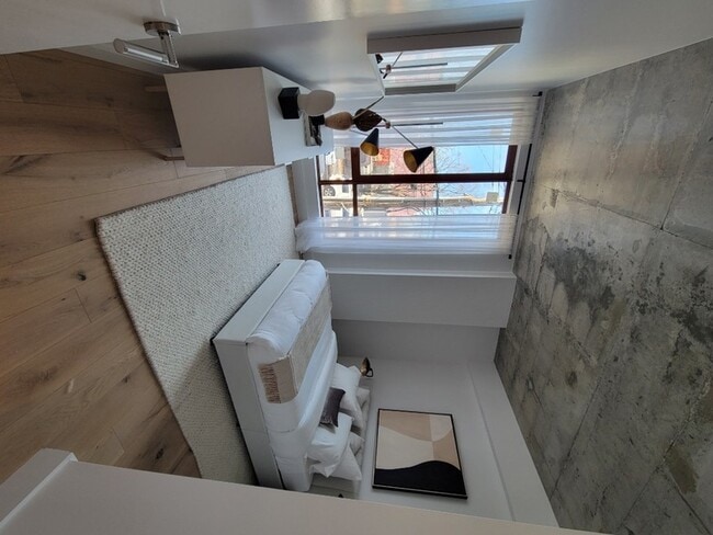 Building Photo - 189 Conover St