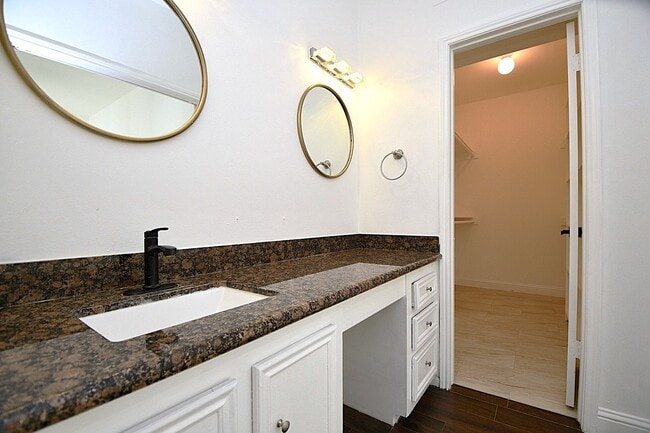 Building Photo - 2203 Briarview Dr