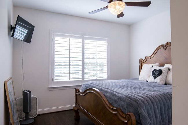 Building Photo - Luxury Living w/ Pool In Brentwood!