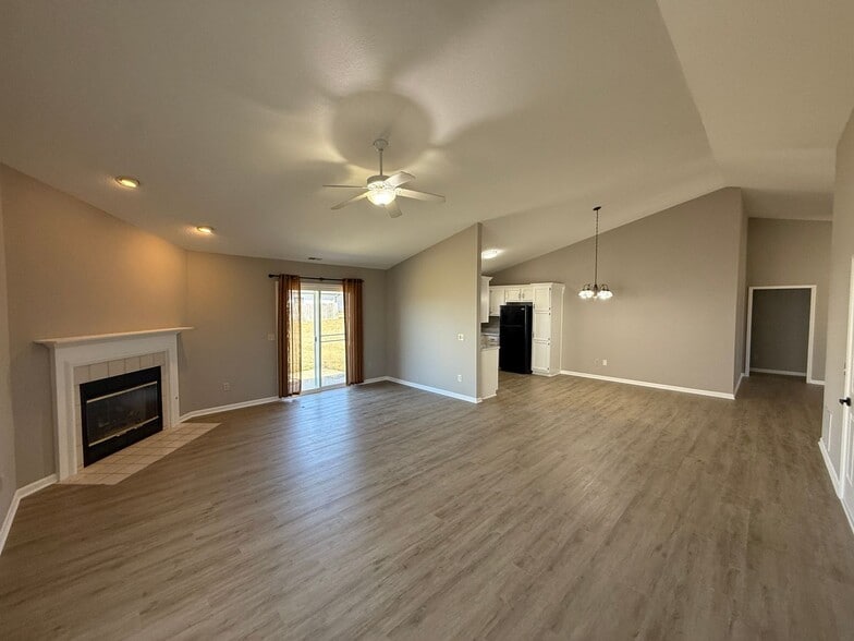 Building Photo - 621 Mission Hill Dr