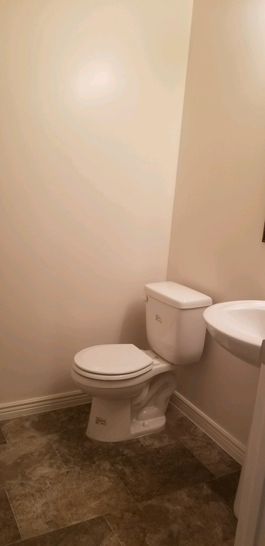 Building Photo - Town home in Little Valley Area. End Unit!!