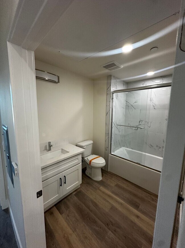 Building Photo - 1015 W 21st St