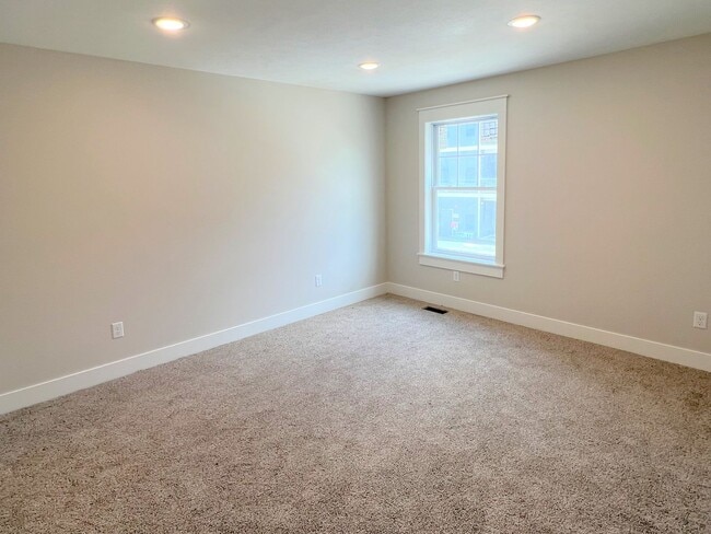 Building Photo - 4 Bedroom Townhome - Holland South Side