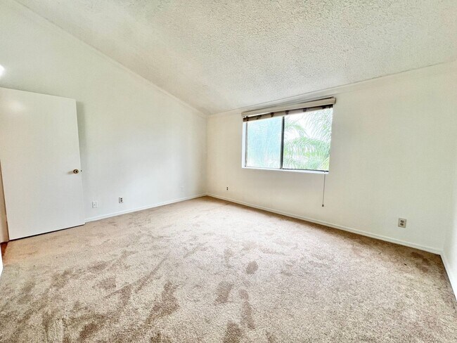 Building Photo - Spacious 1 Bedroom + Loft Condo in the Lindenwood Building – Bixby Knolls