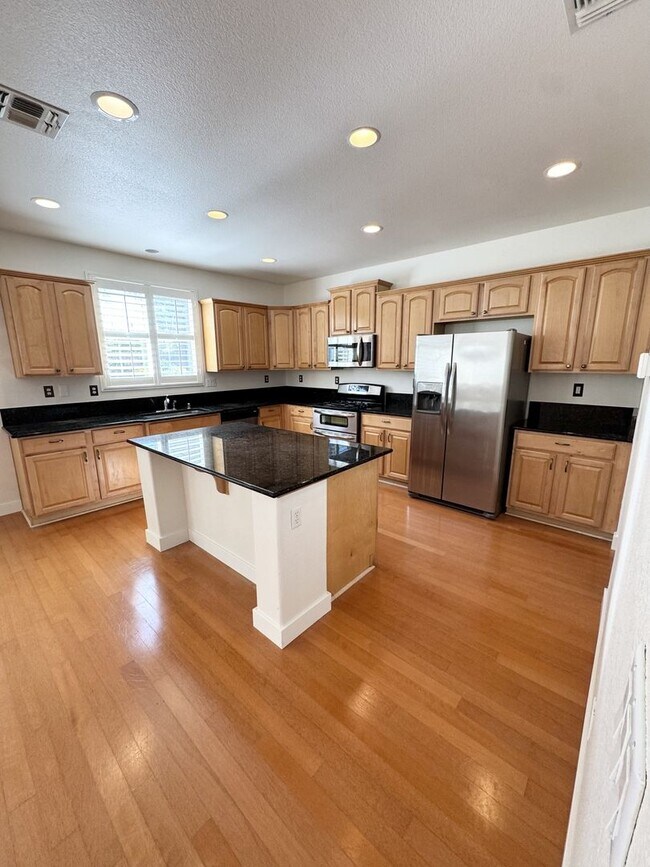 Building Photo - 4 Bedroom / 3 Bathroom Home in Elk Grove – Bedroom & Full Bath Downstairs SEE VIDEO