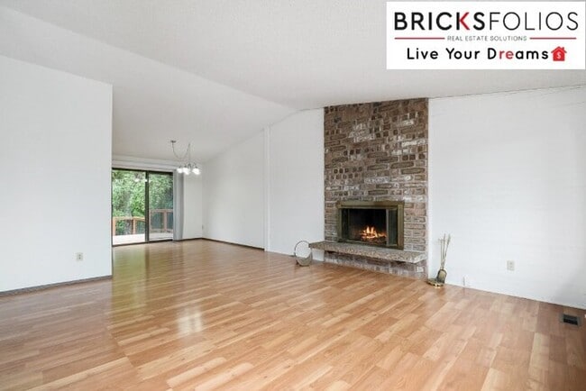 Building Photo - Redmond Gem! Live in the award-winning Lake Washington School District.