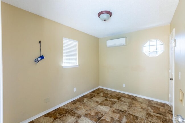 Building Photo - 400 Ridge Wood Cir