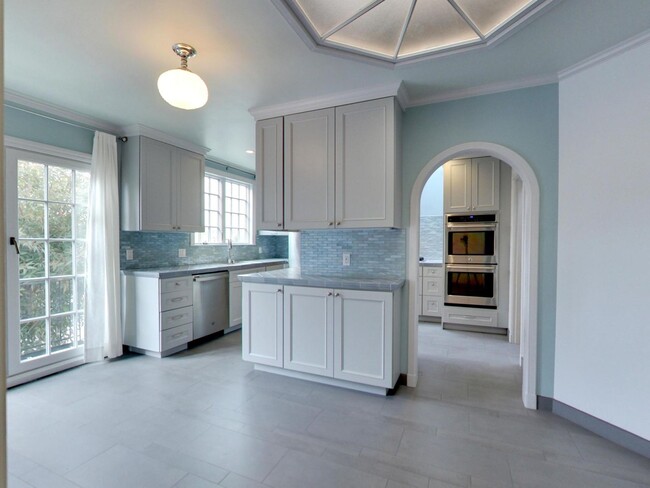 Building Photo - Spacious Four Bedroom Home in Lone Mountain