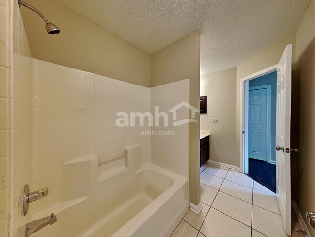 Building Photo - 8216 Leafcrest Dr