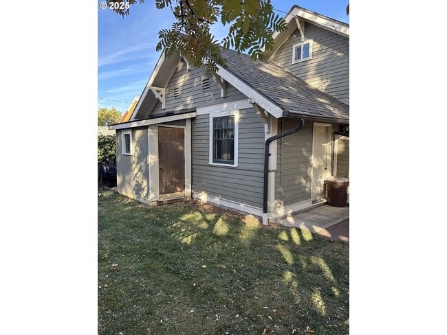 Building Photo - 1702 Cedar St