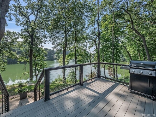 Building Photo - 3511 Lakecrest Dr