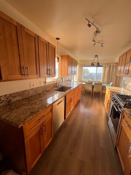 Kitchen - 2505 Mira Vista Dr