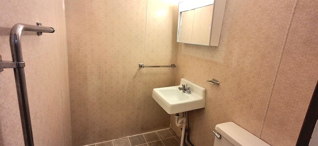 Building Photo - 3 Bedroom 1.5 Bathroom Available in Elizab...