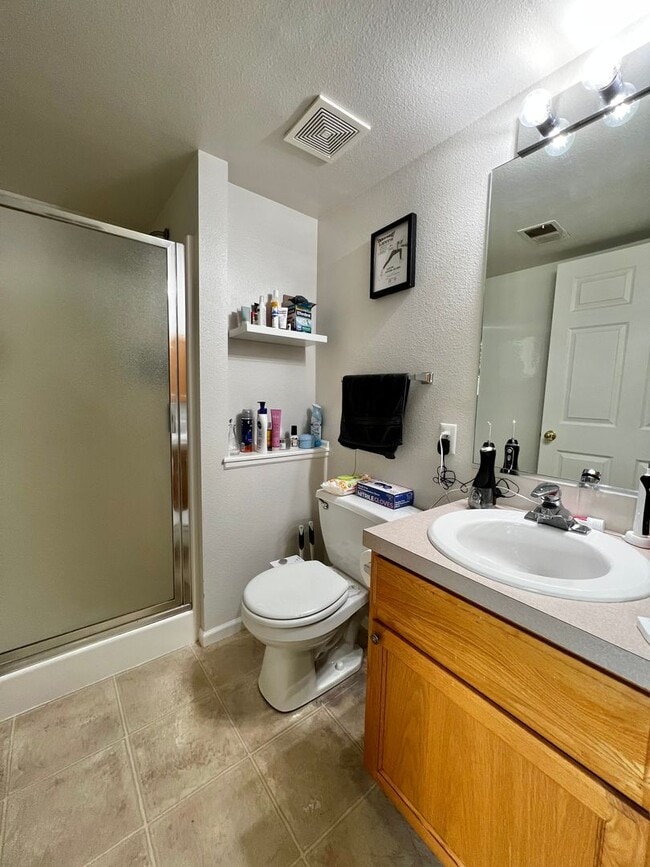 Building Photo - 2 Bed Charmer with Mountain Backdrop