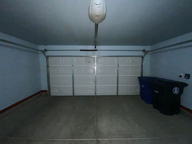 Building Photo - 3 Bedroom Single Story Home Available Near...