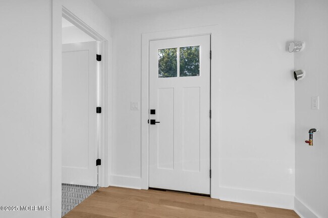 Building Photo - 514 River Rd