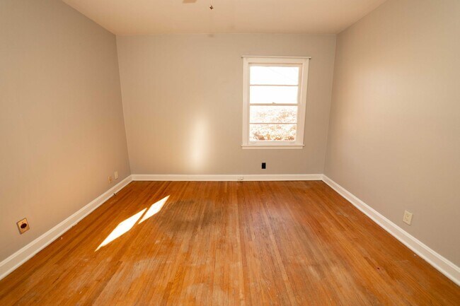 Building Photo - Charming Old Hickory Cottage with Vintage Character