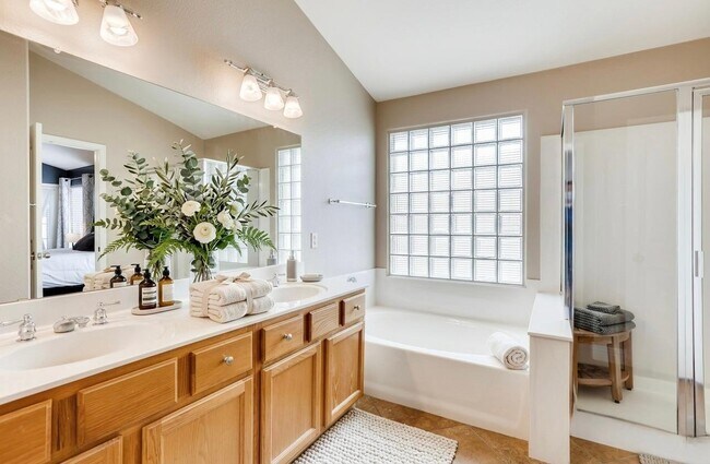 Building Photo - 13256 W Wilshire Dr