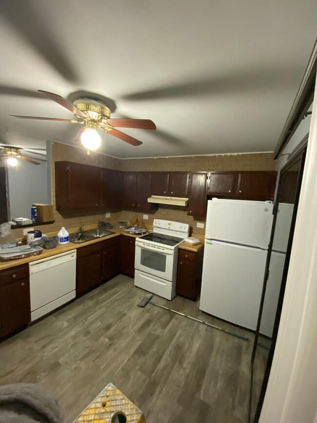 Building Photo - 161 N Waters Edge Dr