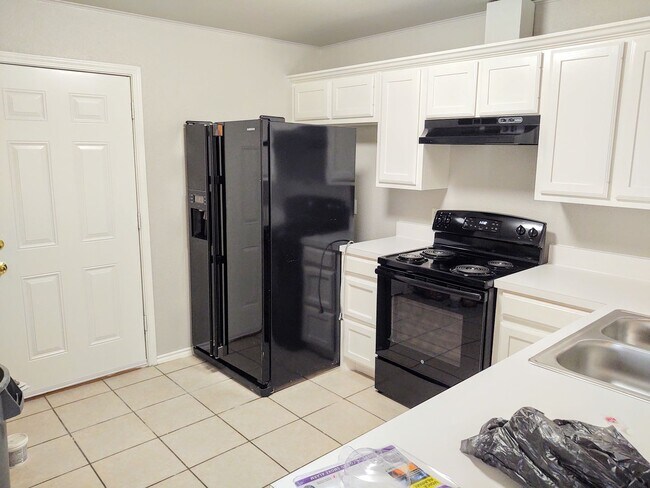 Building Photo - Completely refurbished home walking distan...