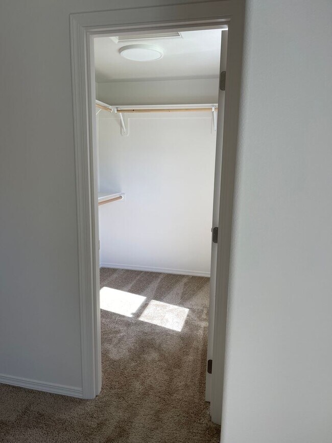Building Photo - Brand New River Road area home