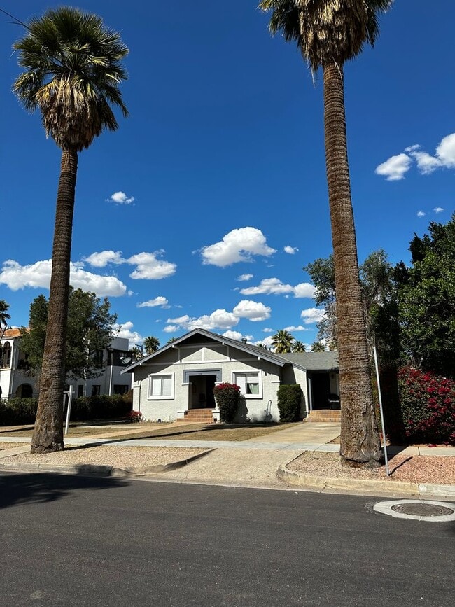 Building Photo - Historic District 2 bed 1 bath & Large Storage Unit near Friendship Garden of PHX