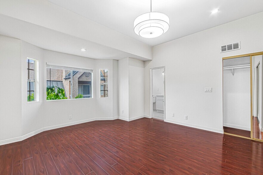 Building Photo - 402 California St