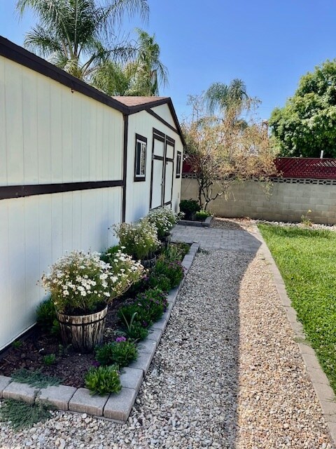 Building Photo - 26458 Larkspur St