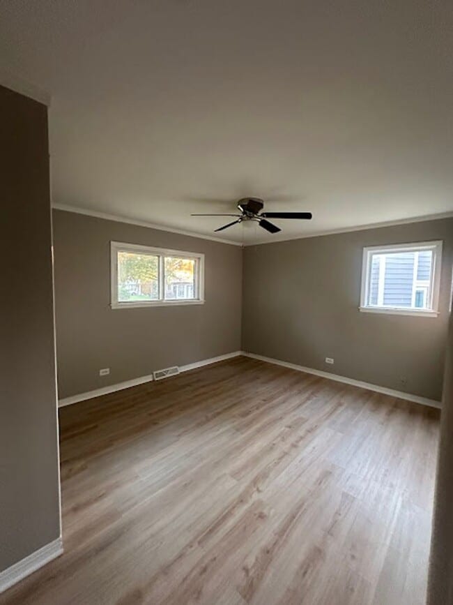 Building Photo - Spacious 3 bedroom 2 bathroom ranch.