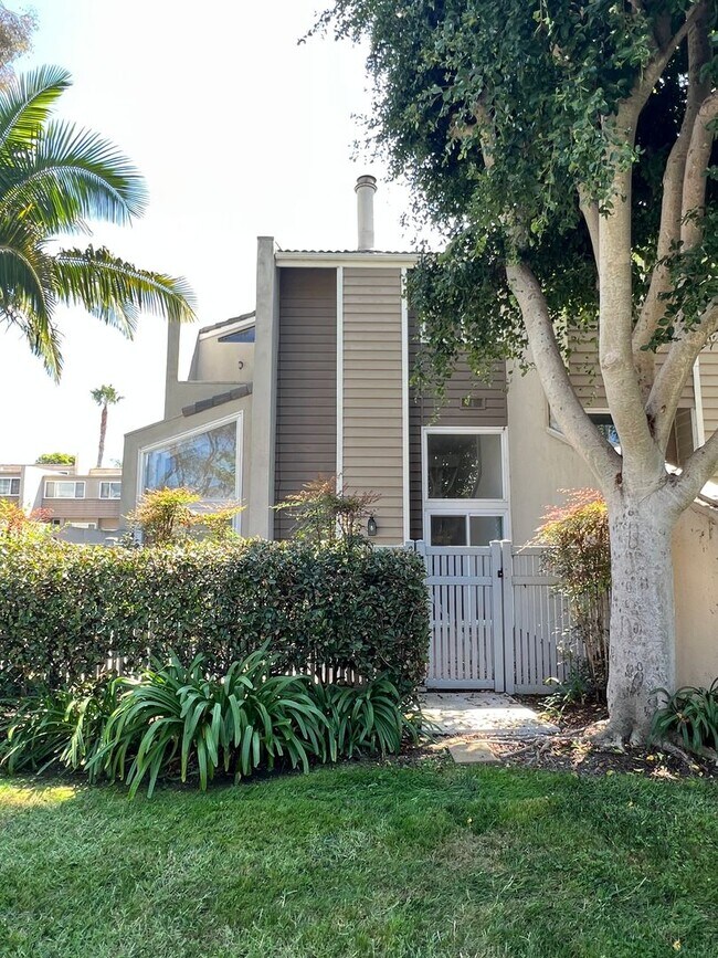 Building Photo - Tri-Level 2bed 2.5 bath Huntington  Beach Condo