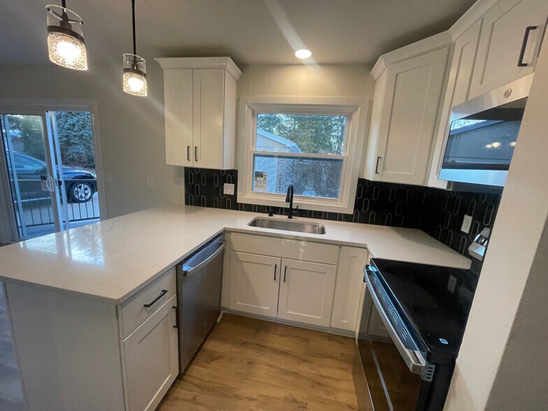 Building Photo - 5965 Teakwood Dr