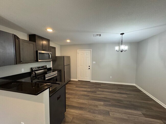 Building Photo - Updated Private Duplex