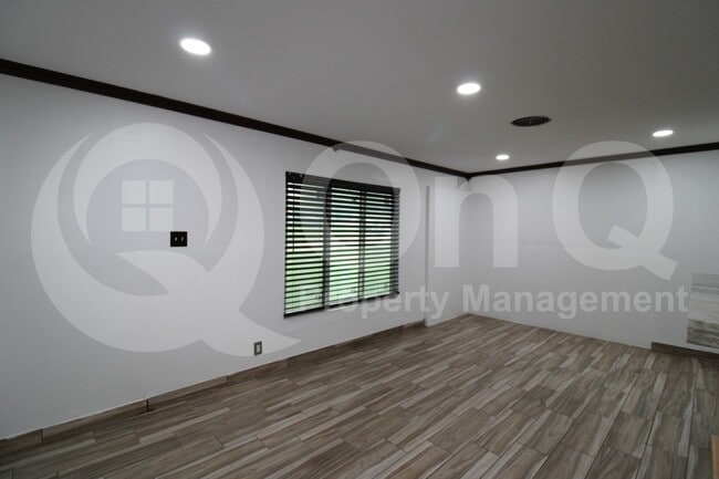 Building Photo - 17 MacArthur Dr