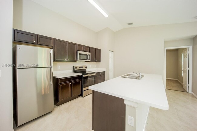 Building Photo - 154 NW Curtis St