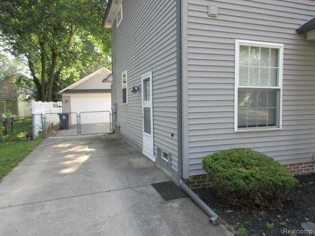 Building Photo - 1413 Wyandotte Ave