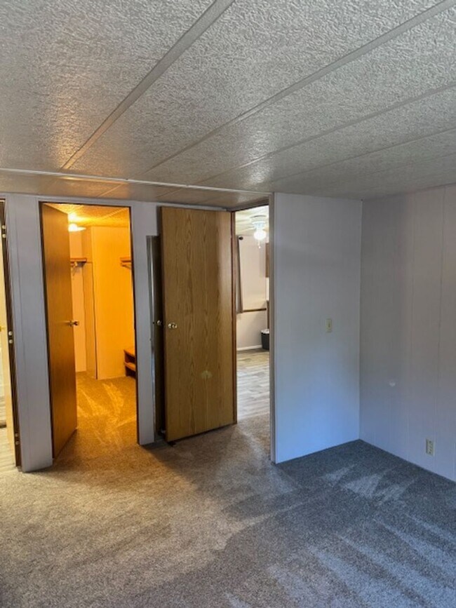 Building Photo - RARE FIND AVAILABLE NOW HOME IN ROGUE RIVER