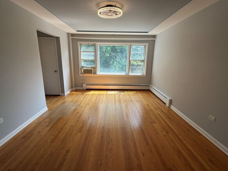 Building Photo - 5558 W Wilson Ave