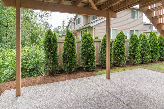 Building Photo - Large Updated 5 Bed SPLIT-LEVEL Kenmore Home!