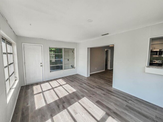 Building Photo - 995 Barclay Dr