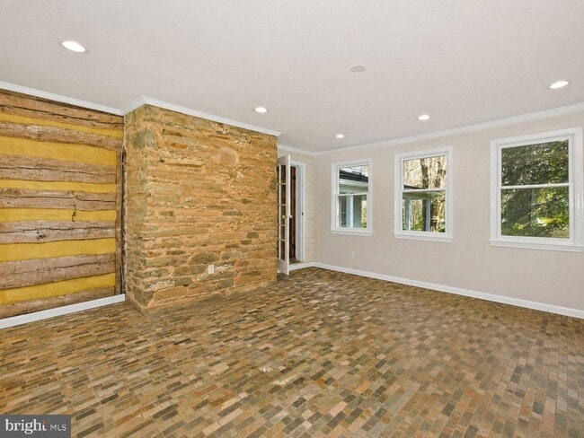 Building Photo - 326 Walker Rd