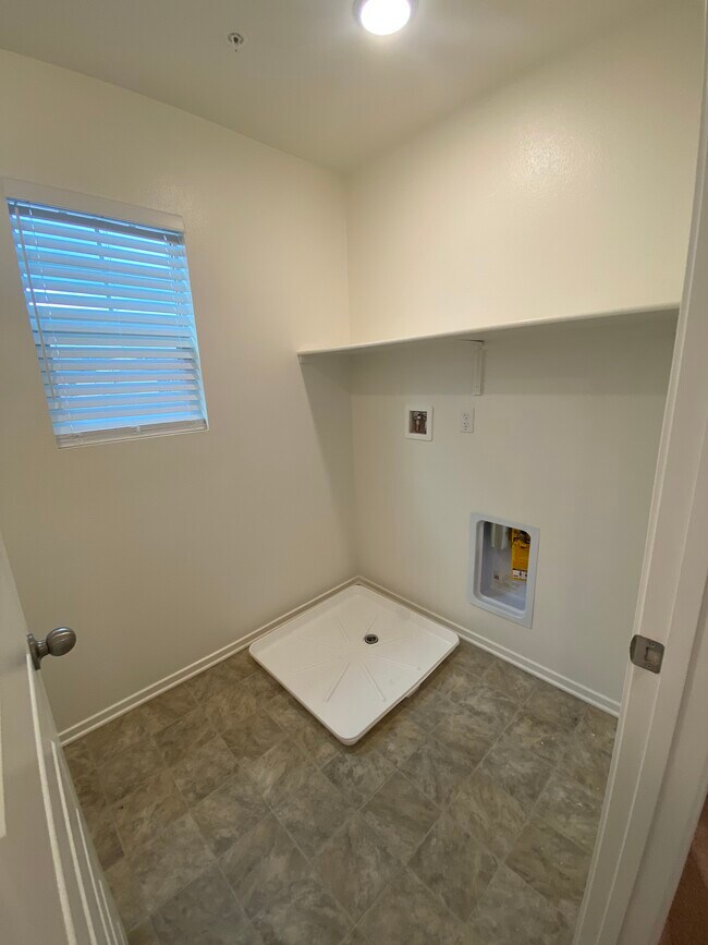 Building Photo - 6032 Mariposa Dr