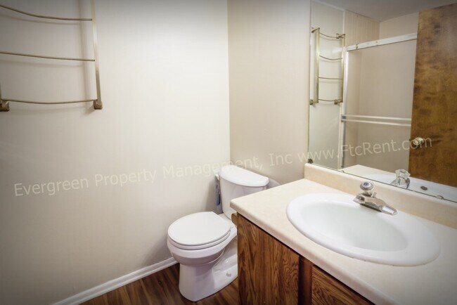 Building Photo - 904-906 Camelot Ct.