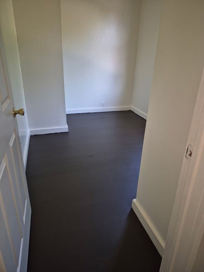 Building Photo - Spacious 4-Bedroom Upper Duplex with Yard
