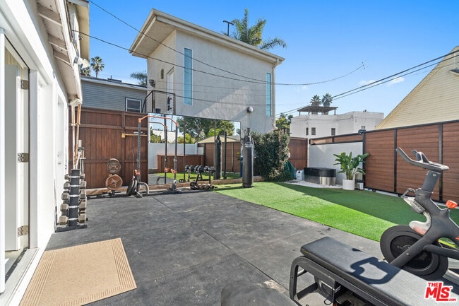 Building Photo - 668 Marr St