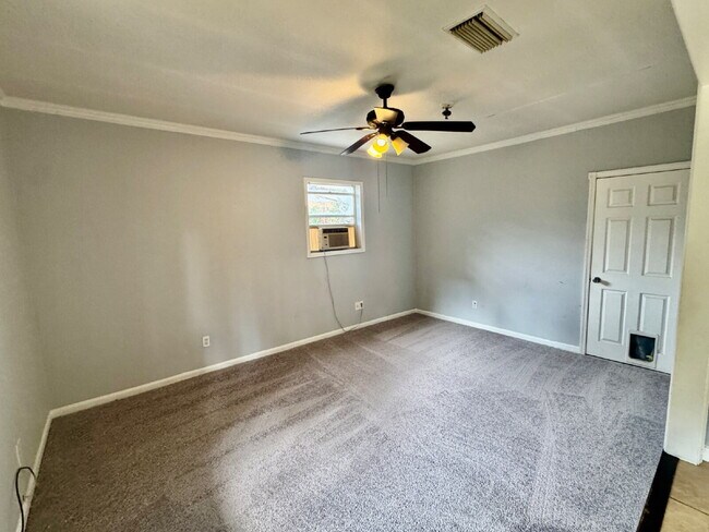 Building Photo - 301 Hickory Ln