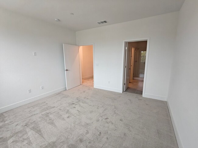 Building Photo - 259 Montague Expy