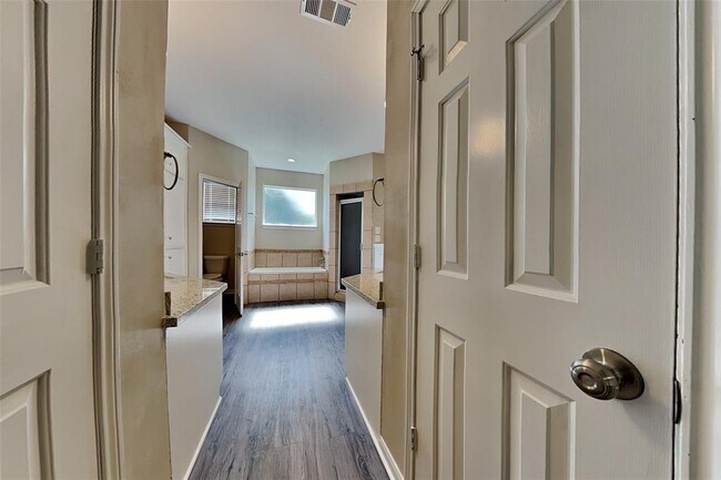 Building Photo - 12522 Lusterleaf Dr
